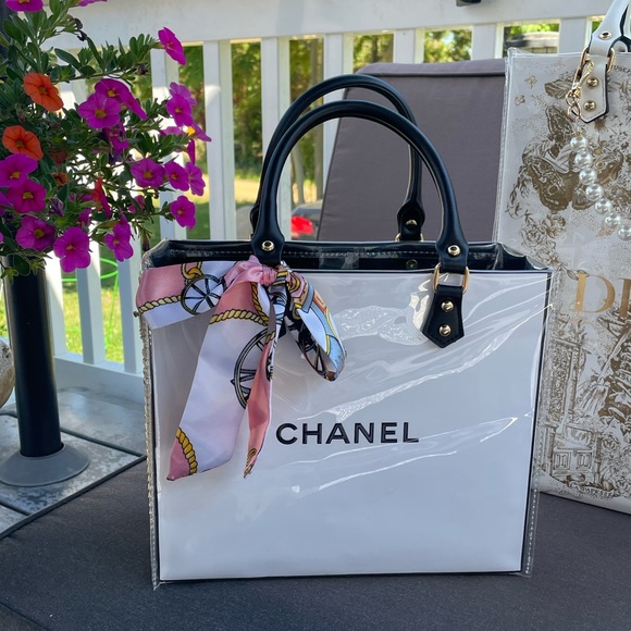 CHANEL Vinyl Crossbody - Picture 3 of 13